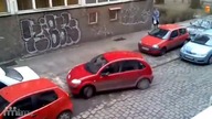 Dwie kobiety próbują zaparkować samochód