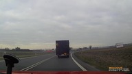 Kurier UPS wyprzedza na podwójnej ciągłej i uderza w samochód