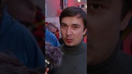 Leży facet na łące