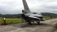 Piękny widok dopalacza w F-16 z bliska