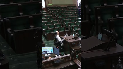 Pracownik Sejmu przegląda wiadomości.  Krasoń mówi o przełomowym projekcie