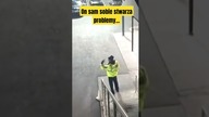 Ochroniarzowi trochę się nudziło.  Dlatego sam sobie zorganizował akcję...