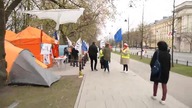 KOD przed siedzibą premiera Polski, po drugiej stronie Alei Ujazdowskich, 8. 04. 2016.