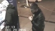Złodziej zauważa kamerę i oddaje portfel