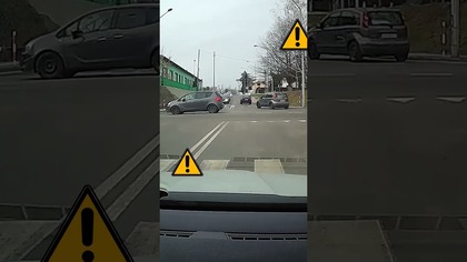 Wjazd na skrzyżowanie na czerwonym świetle, o mały włos od kolizji