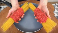 Zawiń spaghetti w mięso mielone i wrzuć na patelnię na 30 minut