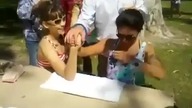 Dziewczyny siłują się na ręke   