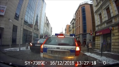 Radiowóz blokuje ulicę