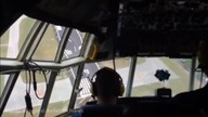 Pilot nurkuje przed pasem