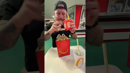 Jak smakuje jedzenie w pierwszym McDonalds na świecie? #shorts