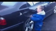Dzieciak rozwala młotkiem BMW 