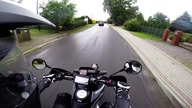 Kierowca samochodu zajeżdża drogę motocykliście powodując zagrożenie