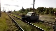 Wychodź! No wychodź! Kur*a! Przejażdżka samochodem po torach.