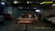Kobieta wyjeżdża na ręcznym z parkingu