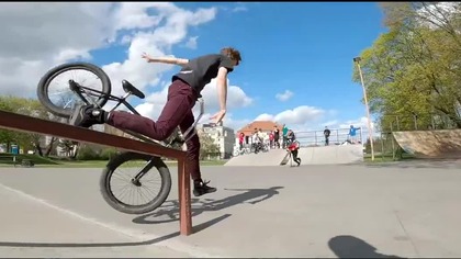 Stargardbmx jam 4 już coraz bliżej! Jesteście ciekawi co tym razem dla was przygotowaliśmy? Więcej szczegółów na temat konkurencji znajdziecie w odcinku. Dodatkowo odwiedziła nas ekipa z Gorzowa i nagraliśmy sporo fajnych klipów!

 NOWE OPCJE I BONUSY DLA WSPIERAJĄCYCH KANAŁ:
https://www.youtube.com/channel/UCgj7ABCpVtojZLwdgRtsG7g/join


 WSPÓŁPRACA: info@stargardbmx.pl
 SKLEP: http://www.stargardbmx.pl/
 IG: https://www.instagram.com/stargardbmx/
 FB: https://www.facebook.com/groups/1349753608462545/
 KUP TERAZ! http://czerwonekubki.pl/
 DONATE: https://tipply.pl/u/stargardbmx
#stargardbmx #bmxvlog
---------------------------------------------
*Film przedstawia jeden z odcinków internetowego serialu. Nie zalecamy powtarzania naszych wyczynów. Oglądasz na własną odpowiedzialność!