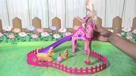 Barbie na placu zabaw z pieskiem- Bawcie się z nami