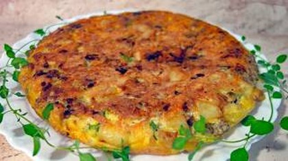 Zapiekanka z ziemniaków z patelni z mięsem mielonym, jajkami i ciągnącym serem żółtym!