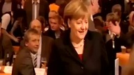 Kelner wylał piwo na Angele Merkel