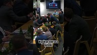 Oburzony Wąsik wychodzi i przewraca butelki