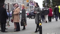 Liroy składa kwiaty pod francuską ambasadą