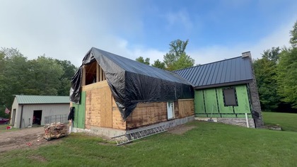 Finishing The New Exterior on the Old House - House Build #27 (720p 30fps AV1-48kbit AAC-polski)