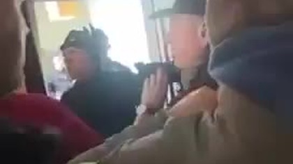 Zygfryd Czaban - Pluton Policji w tym przynajmniej trzech tajniaków wparowuje bez nakazu do pokoju hotelowego Batmana, który wywiesił z okna prześcier