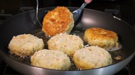 Chrupiące z wierzchu i delikatne w środku kotlety ziemniaczane z dorszem / Oddaszfartucha