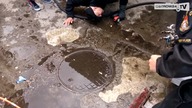 Wyciąganie koteczka spod kontenera 