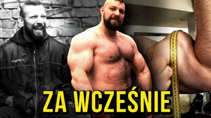 Skorzystaj ze zniżki na suplementy KFD:
KFD -5% KOD:STALOWY  https://sklep.kfd.pl/
KFD -5% KOD: STALOWY  https:/sklep.kfd.pl/

Choć odszedł zdecydowanie za wcześnie, zdążył zainspirować ogrom ludzi, łamiąc raz po raz kolejne schematy. 
Dziś chciałbym wspomnieć wielkiego chłopa, bramkarza, dominatora w martwych ciągach, a jednocześnie faceta, który swoim głosem poruszył niejedno skamieniałe serce. Zapraszam na materiał o Agresywnym Wojtku, postaci niepowtarzalnej i wciąż żywej w pamięci wielu.