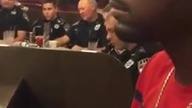 Kiedy musisz jeść obiad w lokalu pełnym policjant&oacute;w