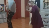 Dziewczynki tańczą