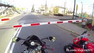 Agresywny kierowca Volvo atakuje motocyklistę