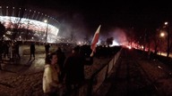Policjant rzuca butelką w tłum - Marsz Niepodległości 2014