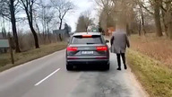 Sołtys Kątów Rybackich wyskoczył z auta i zaczął bić kierowce