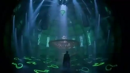 Batman i Robin muszą zmierzyć się z Dwiema Twarzami i Człowiekiem-Zagadką. Pomaga im piękna pani psycholog. 

Życie Batmana (Val Kilmer) to w rzeczywistości dwa światy, dzienny i nocny. W jednym bohater jest bogatym filantropem, w drugim pogromcą zła, nieugiętym obrońcą sprawiedliwości. Żeby tę dwoistość wytrzymać, trzeba mieć nerwy ze stali. Gdy Batman - Książę Ciemności, świetnie radzi sobie z powierzoną mu przez los misją obrońcy uciśnionych, jego alter ego załamuje się pod ciężarem dramatycznych wspomnień z młodości. Milioner Bruce Wayne postanawia poszukać fachowej pomocy. Zaczyna leczyć się u psychologa, pięknej doktor Chase Meridian (Nicole Kidman). Pod jej opieką pacjent powraca do r&oacute;wnowagi. W samą porę. Właśnie staje wobec kolejnego wyzwania. Jego miasto wystawione zostaje na ciężką pr&oacute;bę, grozi mu zagłada pod rządami dw&oacute;ch szaleńc&oacute;w.