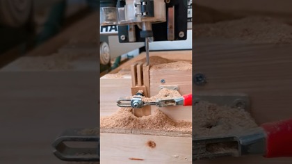 Dobrze mieć czasem pomocnika #fingerjoint #carbide3d #sapeoko #cnc #joinery #snekkerrobert #wood