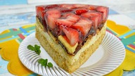 Ciasto biszkoptowe z mleczną masą, delicjami, galaretką i truskawkami - Jak zrobić - Smakowite Dania