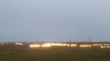 Awaria opony podczas lądowania samolotu