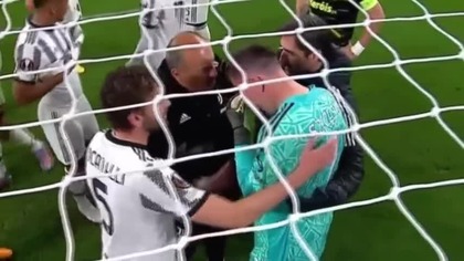 Szczęsny łapie siię za serce i schodzi z boiska ciekawe dlaczego