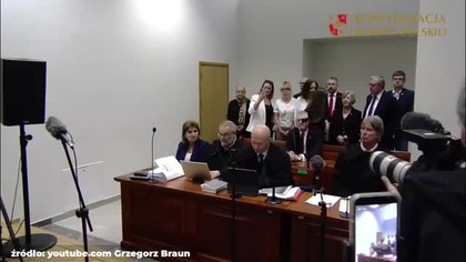 1460 WIELKI POWRÓT GRZEGORZA BRAUNA NA SALĘ ROZPRAW I WNIOSEK O WYŁĄCZENIE PROKURATORA.  (1)