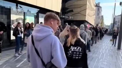 Kolejka do otwarcia iSpot w Poznaniu