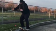 Efektowny trick na deskorolce