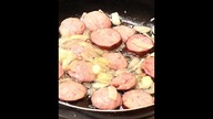 Świetny przepis na rodzinny obiad ! SMAŻONA KIEŁBASA Z CEBULĄ .  TO DOBRY POMYSŁ NA SZYBKI OBIAD !