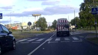 Motocyklista prawie potrącił pieszych