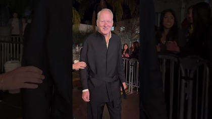 Stellan Skarsgård tanecznym krokiem rusza na wywiad podczas @officialSBIFF 