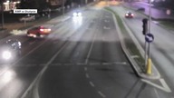 Przeleciała nad jezdnią, zatrzymała się na latarni