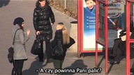 Ciężarna kobieta prosi o papierosa na ulicy. Zobacz, jak reagują przechodnie