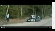 Kamień spada na samochód