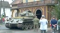Czołg T-34 wjeżdza do baru