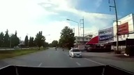 Motocyklista wysadził pasażera w pięknym stylu